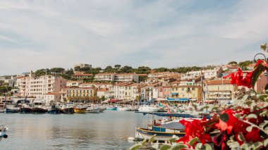 Cassis 'in renkli limanı, Güney Fransa Provence