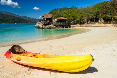 Aktif dinlenme, spor, kano. Kumsalda bir kano