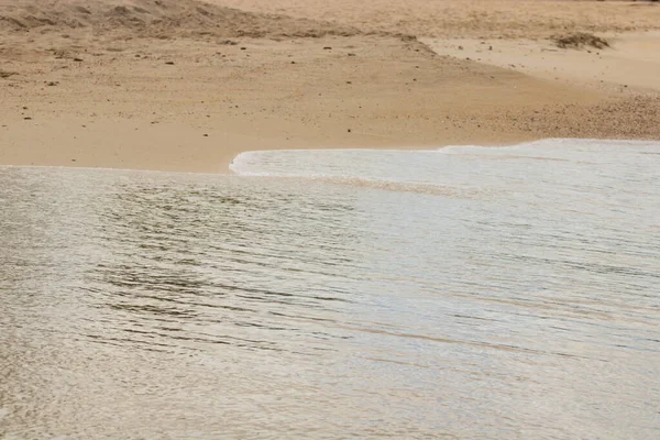 Beyaz kumlu Karayip plajı, derin mavi gökyüzü ve turkuaz su