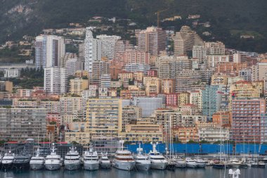 Monte Carlo marinası ve şehir manzarasının panoramik görüntüsü. Monako Prensliği, Fransız Rivierası