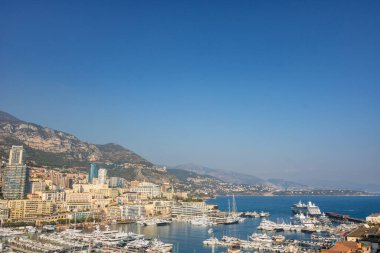 Monte Carlo marinası ve şehir manzarasının panoramik görüntüsü. Monako Prensliği, Fransız Rivierası
