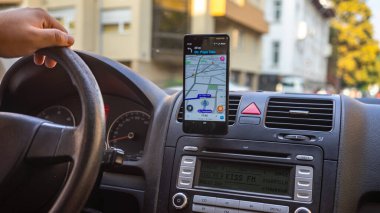 Waze haritaları şehrin yolunu gösteriyor. Waze haritaları kullanan sürücü