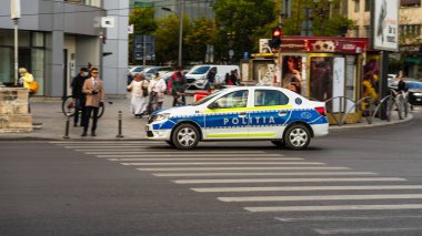 Bükreş 'te yoğun saatlerde Romen Polis Arabası trafikte