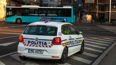 Bükreş 'te yoğun saatlerde Romen Polis Arabası trafikte