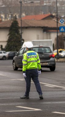 Trafiği polis memuru ve Romanya Trafik Polisi (Politia Rutiera) yönetiyor