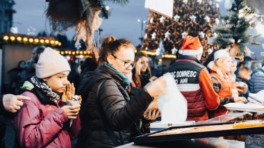 Kış tatilinde Bükreş Noel Pazarı 'ndaki insanlar