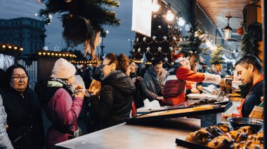 Kış tatilinde Bükreş Noel Pazarı 'ndaki insanlar