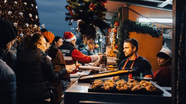 Kış tatilinde Bükreş Noel Pazarı 'ndaki insanlar