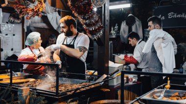 Kış tatilinde Bükreş Noel Pazarı 'ndaki insanlar