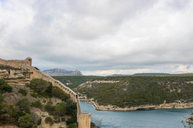 Bonifacio kasabası, Korsika Adası, Fransa 'daki ortaçağ kalesi.
