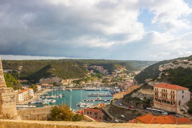 Bonifacio kasabası, Korsika Adası, Fransa 'daki ortaçağ kalesi.