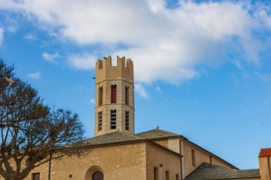 Bonifacio kasabası, Korsika Adası, Fransa 'daki ortaçağ kalesi.