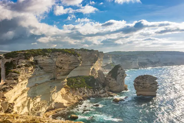 Bonifacio kasabası, Korsika Adası, Fransa 'daki ortaçağ kalesi.