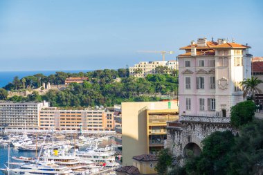 Monte Carlo marinası ve şehir manzarasının panoramik görüntüsü. Monako Prensliği, Fransız Rivierası