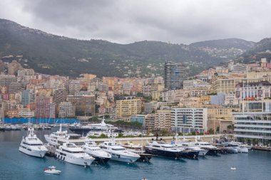Monte Carlo marinası ve şehir manzarasının panoramik görüntüsü. Monako Prensliği, Fransız Rivierası