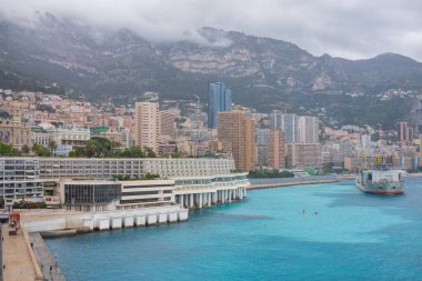 Monte Carlo marinası ve şehir manzarasının panoramik görüntüsü. Monako Prensliği, Fransız Rivierası