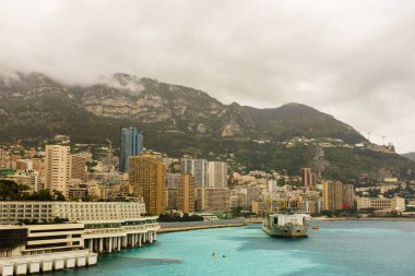 Monte Carlo marinası ve şehir manzarasının panoramik görüntüsü. Monako Prensliği, Fransız Rivierası