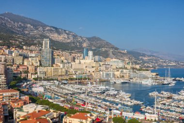 Monte Carlo marinası ve şehir manzarasının panoramik görüntüsü. Monako Prensliği, Fransız Rivierası