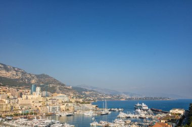 Monte Carlo marinası ve şehir manzarasının panoramik görüntüsü. Monako Prensliği, Fransız Rivierası