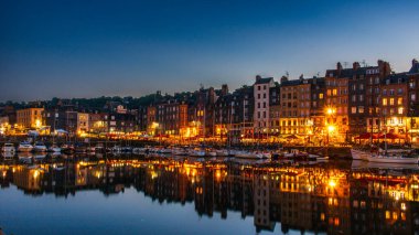 Honfleur, Fransa 'nın Normandiya şehrinde ünlü bir liman köyüdür.