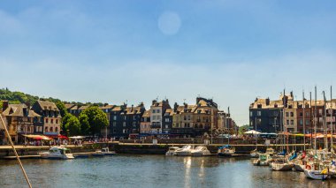 Honfleur, Fransa 'nın Normandiya şehrinde ünlü bir liman köyüdür.