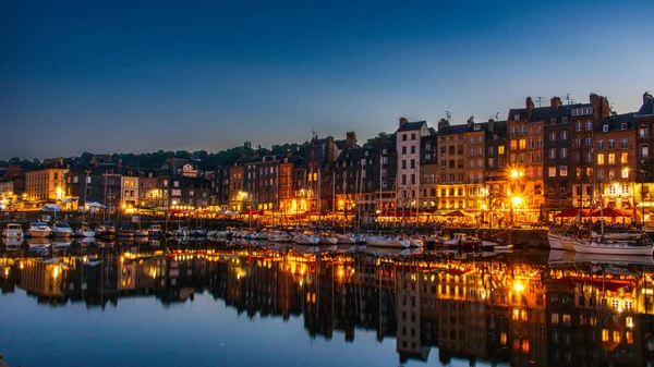Honfleur, Fransa 'nın Normandiya şehrinde ünlü bir liman köyüdür.