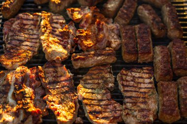 Izgarada domuz pirzolası. Bahçede mangal partisi.