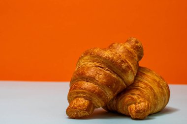 Lezzetli, taze kruvasanlar. Fransız kahvaltı konsepti