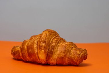 Lezzetli, taze kruvasanlar. Fransız kahvaltı konsepti