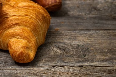 Lezzetli, taze kruvasanlar. Fransız kahvaltı konsepti