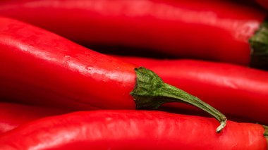 Kırmızı kırmızı biberler, yaklaşın. Kırmızı biberlerin arka planı