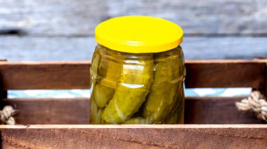 İzole edilmiş turşulu cam kavanoz. Korunmuş gıda konsepti, konserve sebzeler kırsal bir kompozisyonda izole edilmiş..