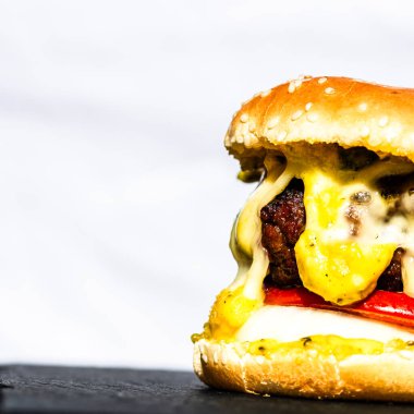 Lezzetli ev yapımı çizburger. Turşulu çizburger, domates, soğan, erimiş peynir.