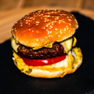 Lezzetli ev yapımı çizburger. Turşulu çizburger, domates, soğan, erimiş peynir.