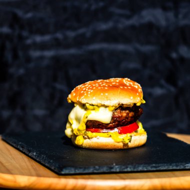 Lezzetli ev yapımı çizburger. Turşulu çizburger, domates, soğan, erimiş peynir.