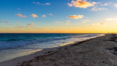 Horseshoe Bay Sahili ve Hamilton, Bermuda 'daki Deep Bay Sahili