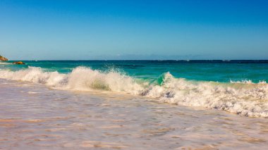 Horseshoe Bay Sahili ve Hamilton, Bermuda 'daki Deep Bay Sahili