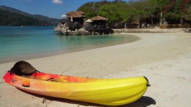 Labadee, Haiti, Karayip Denizi 'ndeki egzotik tropikal beyaz kum plajında kano.