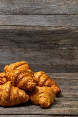 Lezzetli, taze kruvasanlar. Fransız kahvaltı konsepti