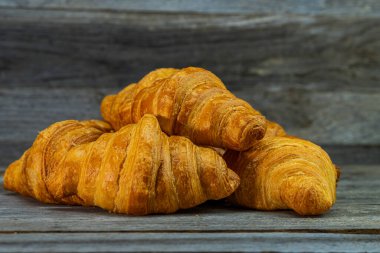 Lezzetli, taze kruvasanlar. Fransız kahvaltı konsepti