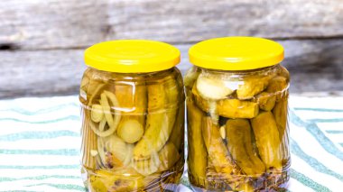 İzole edilmiş turşulu cam kavanoz. Korunmuş gıda konsepti, konserve sebzeler kırsal bir kompozisyonda izole edilmiş..