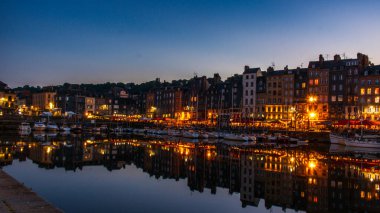 Honfleur, Fransa 'nın Normandiya şehrinde ünlü bir liman köyüdür.