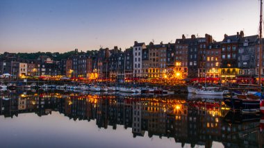 Honfleur, Fransa 'nın Normandiya şehrinde ünlü bir liman köyüdür.