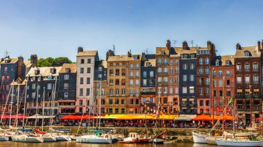 Honfleur, Fransa 'nın Normandiya şehrinde ünlü bir liman köyüdür.