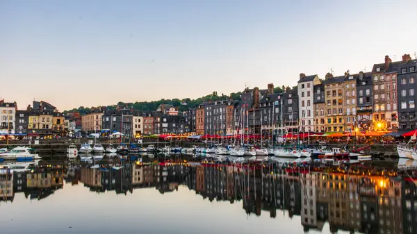 Honfleur, Fransa 'nın Normandiya şehrinde ünlü bir liman köyüdür.