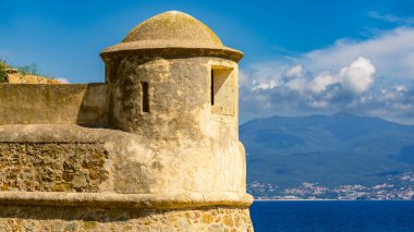 Ajaccio 'daki La Citadelle, Eski taş kale ve Fransa' nın Korsika kentindeki kumlu plaj.