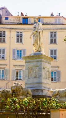 Ajaccio, Corsica, Fransa 'daki Foch Meydanı ve Bonaparte heykeli