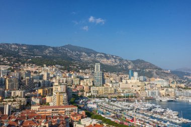 Monte Carlo marinası ve şehir manzarasının panoramik görüntüsü. Monako Prensliği, Fransız Rivierası
