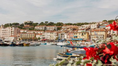 Cassis 'in renkli limanı, Güney Fransa Provence