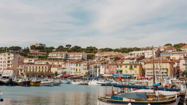 Cassis 'in renkli limanı, Güney Fransa Provence